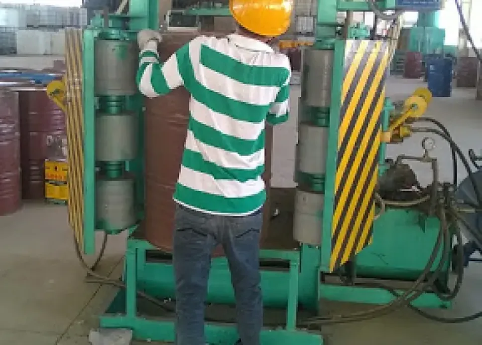 Súc rửa, xử lý thùng phuy chứa hóa chất